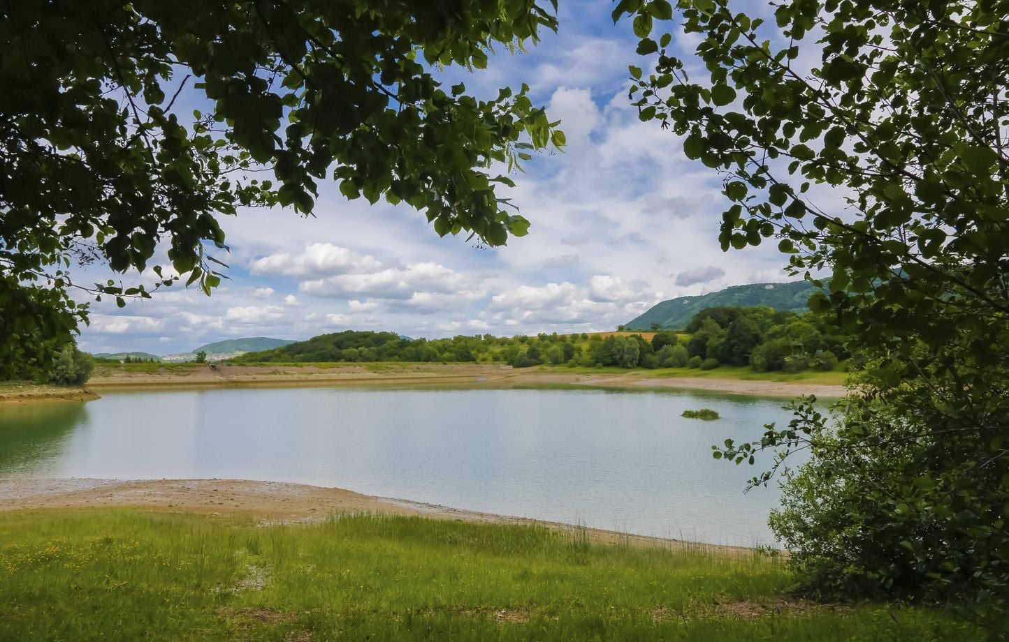 Un hombre se ahoga en un lago, aún se busca el cuerpo Un hombre se ahoga en un lago, aún se busca el cuerpo